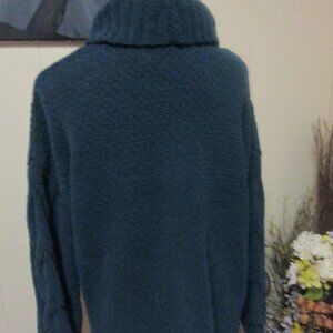 SEVEN 7 SWEATER SIZE LARGE